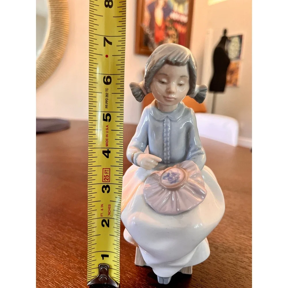Vintage 1990 NAO Lladró Girl Sewing Embroidering Porcelain Figurine Spain 1130
